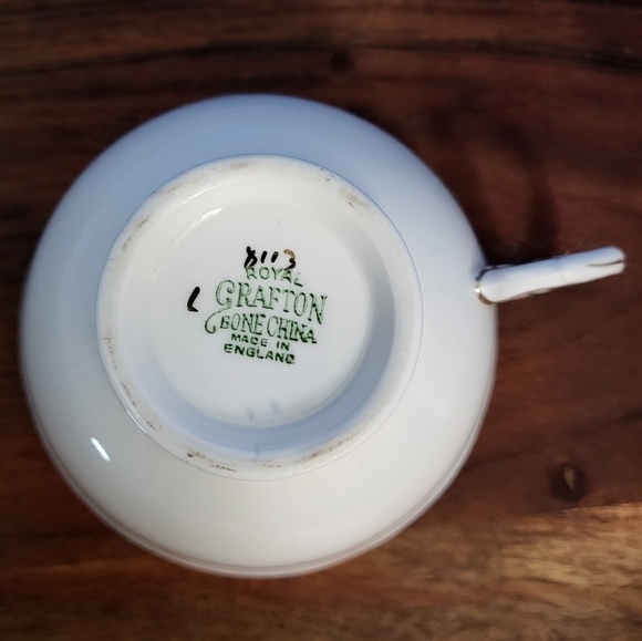 ROYAL GRAFTON Fine Bone China Cup and Saucer Blue White w/ Gold Filagree England - Picture 8 of 16